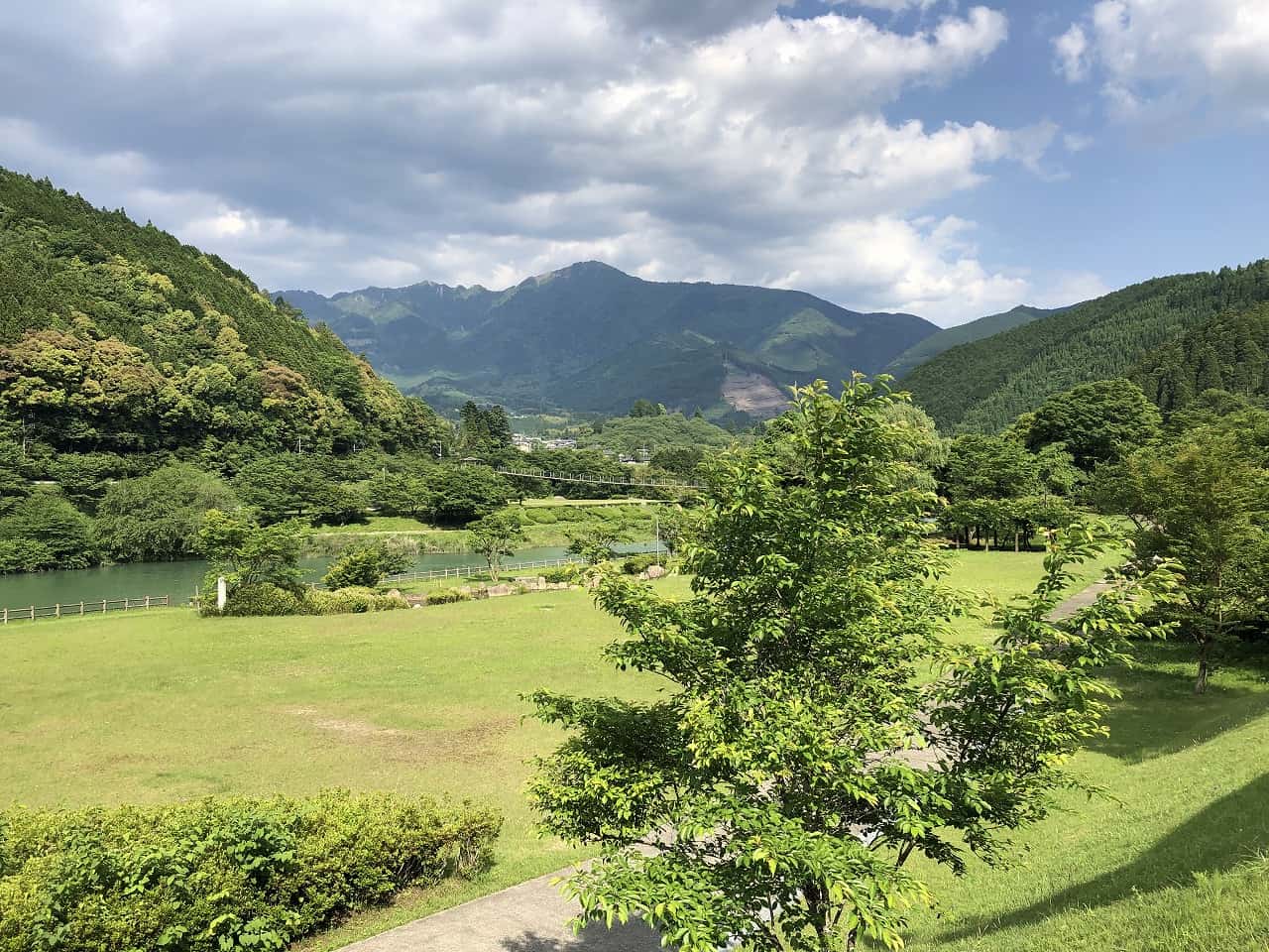 緑に囲まれる市房山 | 市房お散歩マップ